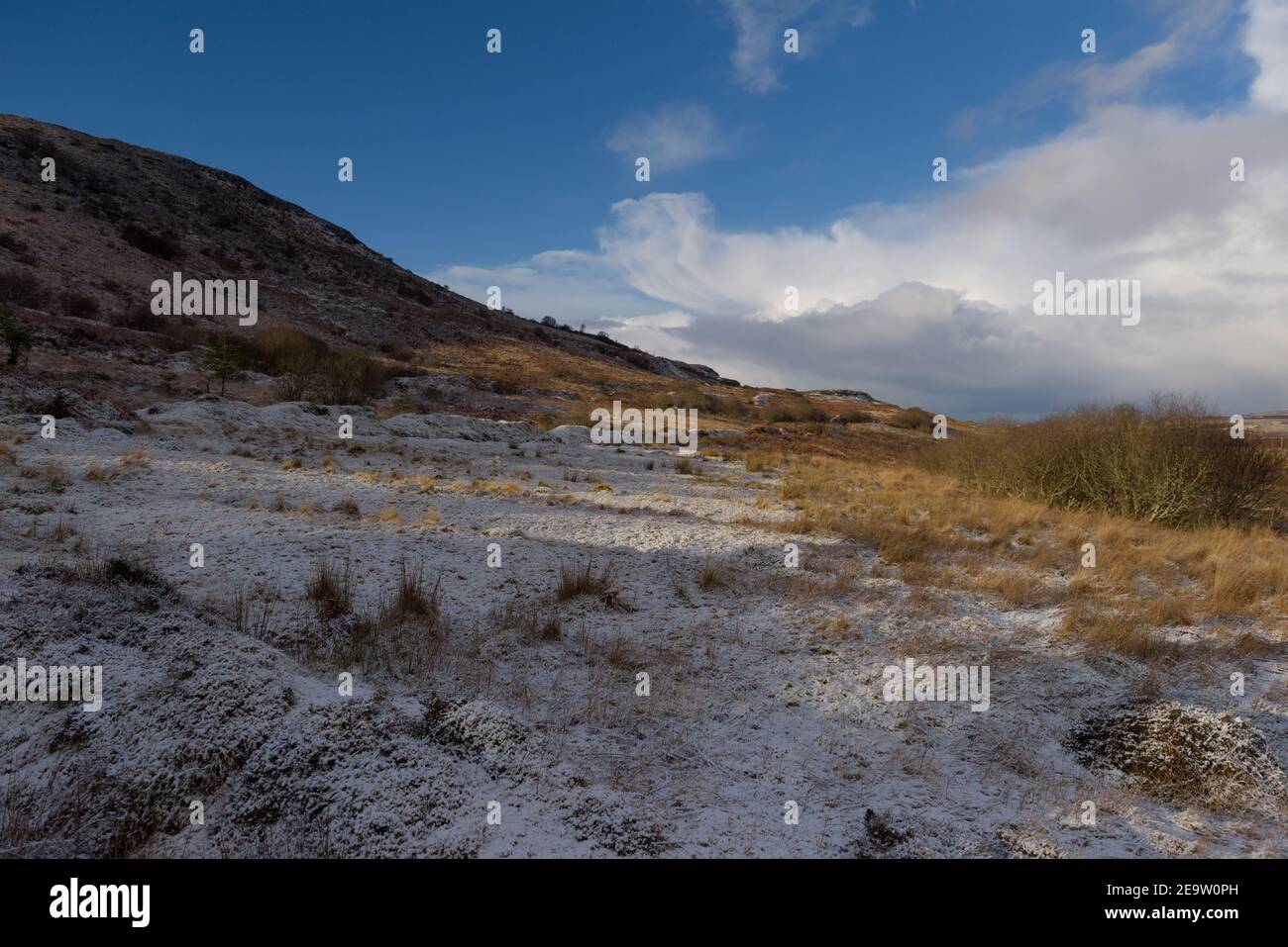 Schneebedeckter Hügel in Schottland Stockfoto