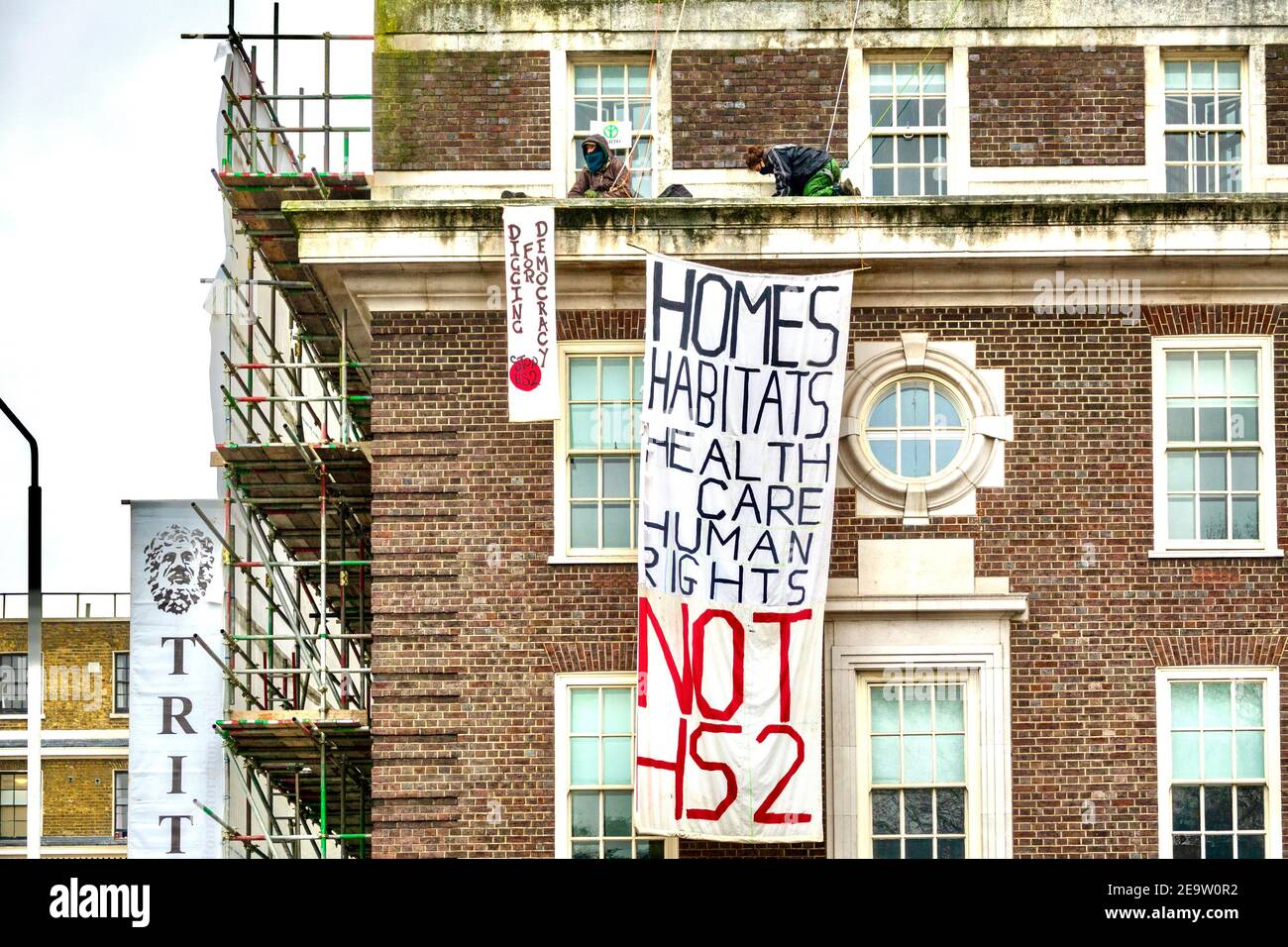 HS2 Protestbanner "Häuser Habitat Gesundheit Menschenrechte nicht HS2" fliegen aus dem Gebäude gegenüber Euston Bahnhof. HS2Rebellion Aktivisten. London Stockfoto