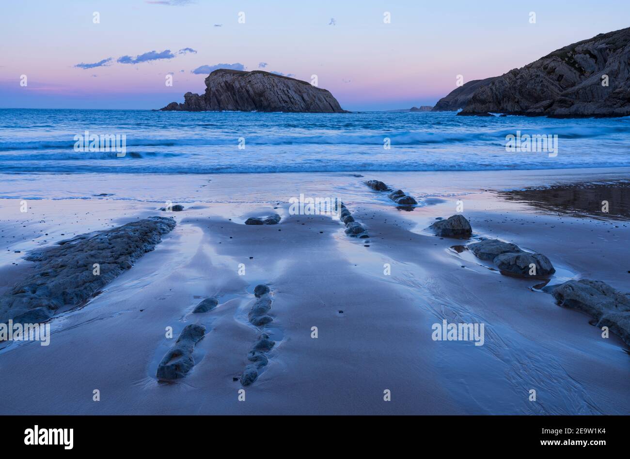 Strand in La Arnia. Die Klippen von Liencros. Gemeinde Piélagos in der Autonomen Gemeinschaft Kantabrien, Spanien, Europa Stockfoto