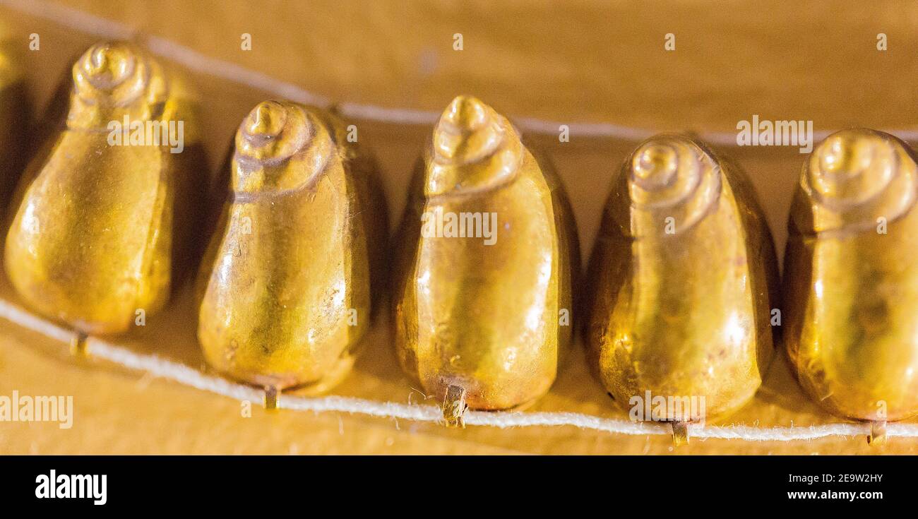 Ägypten, Kairo, Ägyptisches Museum, Kragen mit goldenen Muscheln in einem Grab von Nag el Deir, erste Dynastie gefunden. Stockfoto