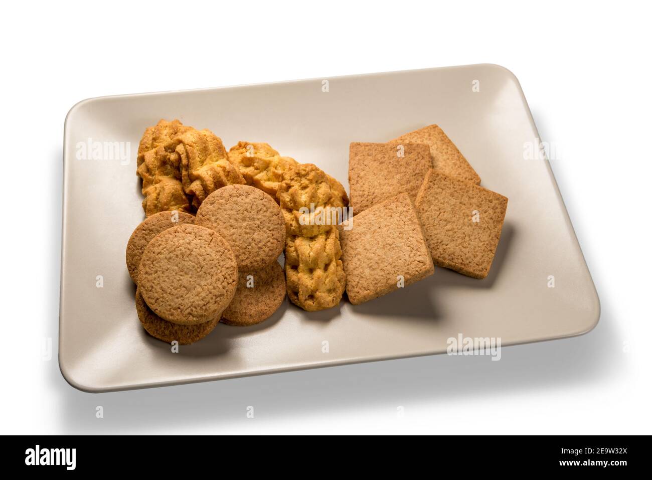 Glutenfreie Kekse, verschiedene Arten von italienischen Keksen in der Platte isoliert auf dem weißen Stockfoto