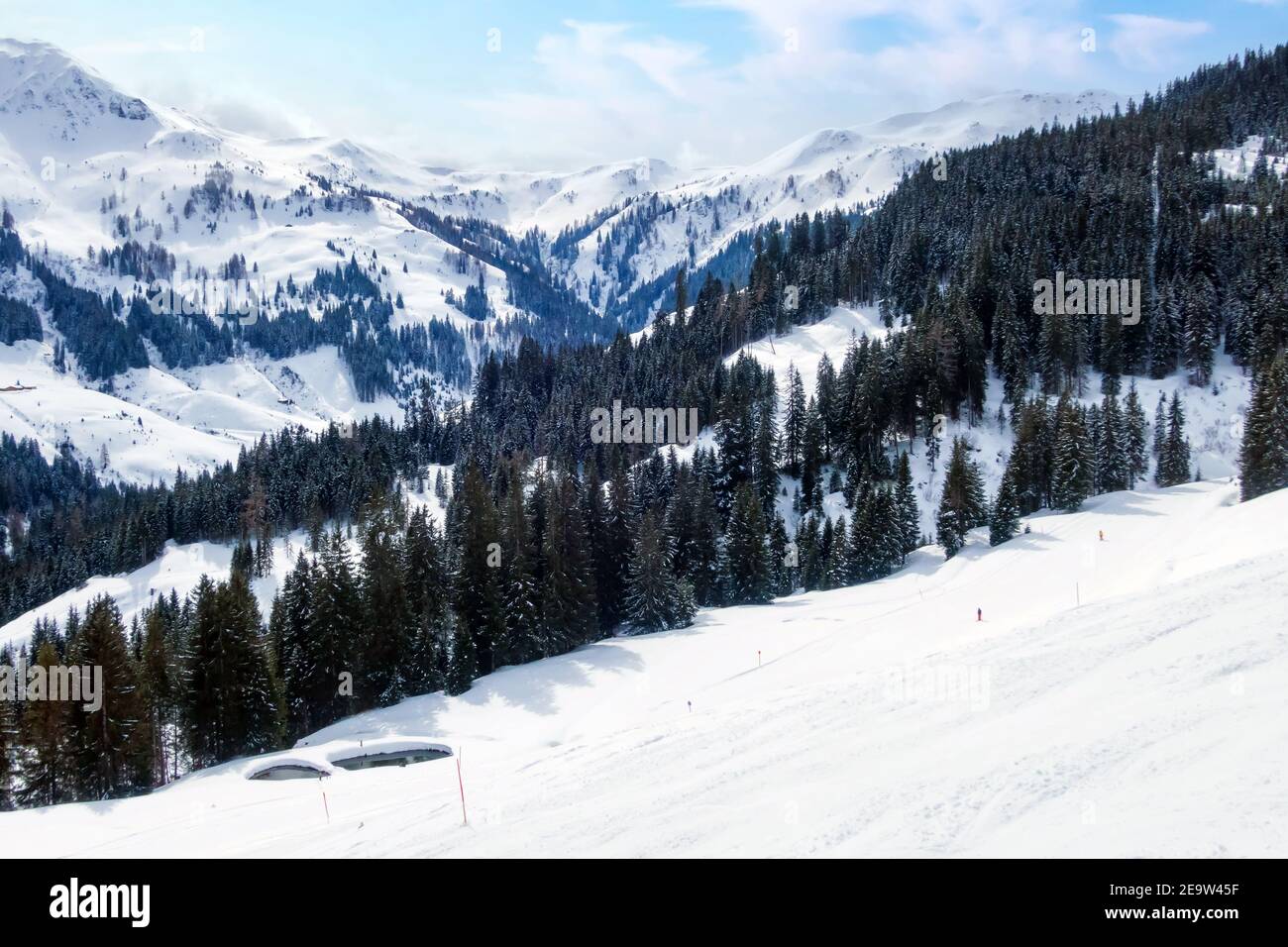 Saalbach, Österreich Winter Skipiste Landschaft mit Pinien mit Schnee bedeckt, Österreichische Alpen Stockfoto