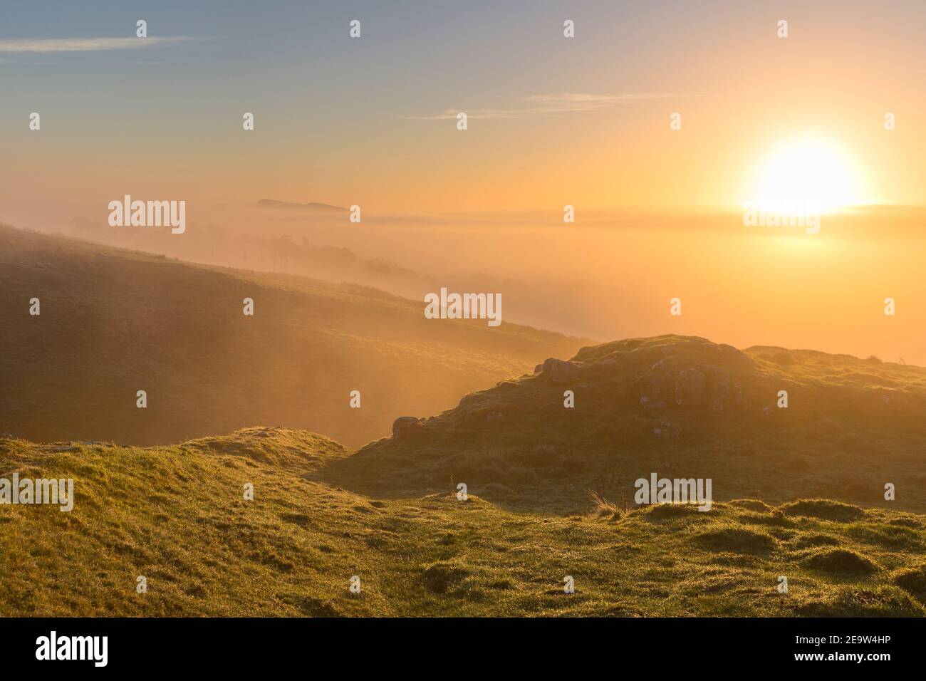 Sonnenaufgang am Mucklebank Crags, etwas östlich von Walltown Crags, Hadrian's Wall, Northumberland, Großbritannien Stockfoto