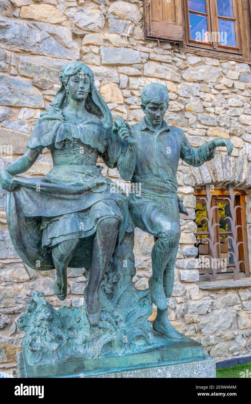 Statue eines tanzenden Paares vor der Casa De la Vall in Andorra la Vella Stockfoto