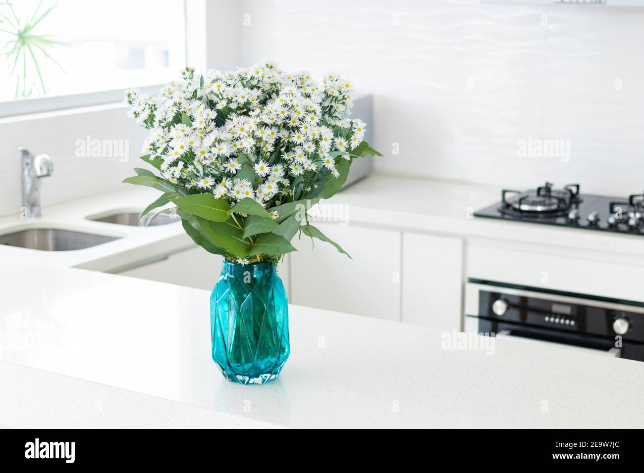 Niedliche Blumenarrangement in einer Wohnküche Stockfoto
