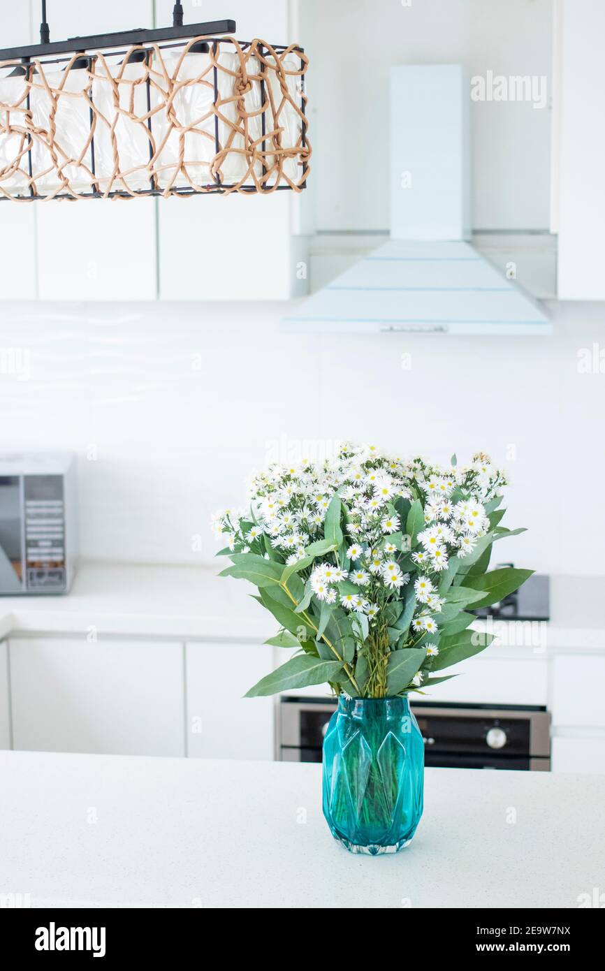 Niedliche Blumenarrangement in einer Wohnküche Stockfoto
