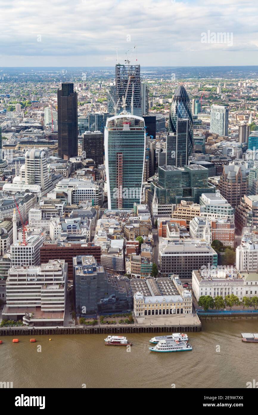 LONDON, Großbritannien - 03. Juli 2013. Luftaufnahme von Wolkenkratzern einschließlich des Walkie Talkie-Gebäudes in der City of London, dem Finanzviertel im Zentrum von L Stockfoto