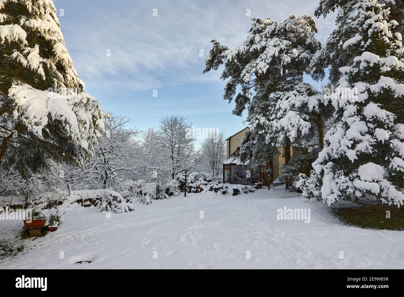 Morgen und ein weiterer schwerer Schneefall bedeckt die Moorlandschaft kleinholding Cottage Und Garten Stockfoto