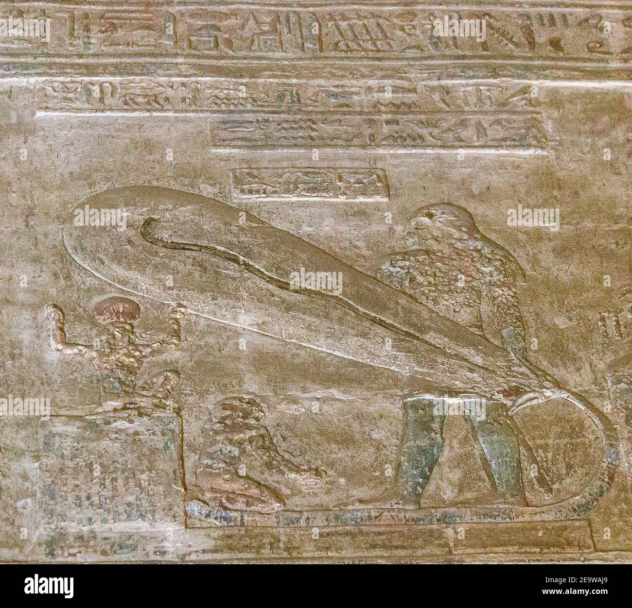 Ägypten, Dendera Tempel, in einem Raum, seltsame Szene namens "Glühbirne", manchmal (zu Unrecht) als Beweis dafür, dass die alten Ägypter wussten Strom gesehen. Stockfoto