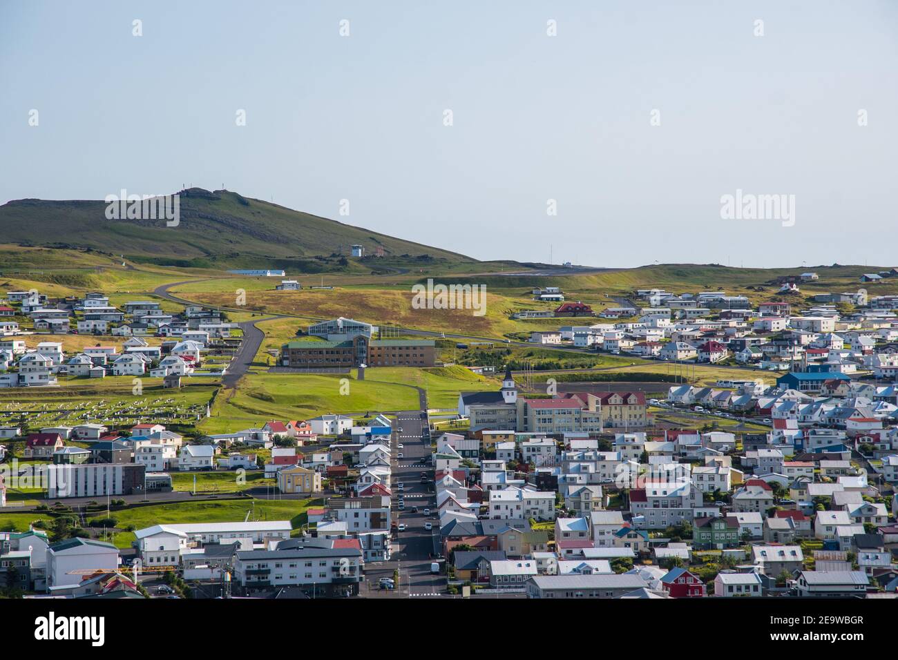 Blick über die Stadt Heimaey in Island auf einem sonnigen Sommertag Stockfoto
