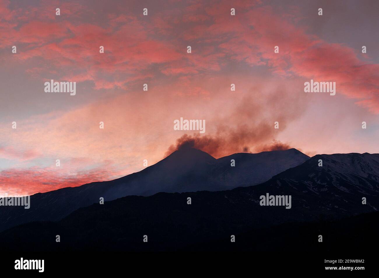 Zafferana Etnea, Italien. Februar 2021, 05th. Sant'Alfio (CT) eine intensive strombolianische Aktivität setzt sich von verschiedenen Schloten am Boden des Kraters Bocca Nuova fort, mit dem Start von Material, das sogar über den Kraterrand hinausgeht. Strombolische und ergießende Aktivität wird am Voragine Krater beobachtet, der einen kleinen intra-Krater Lavastrom in Richtung Bocca Nuova nährt. Auch die explosive Intra-Krater-Aktivität am Nordostkrater geht weiter. Redaktionelle Verwendung Nur Kredit: Unabhängige Fotoagentur/Alamy Live Nachrichten Stockfoto