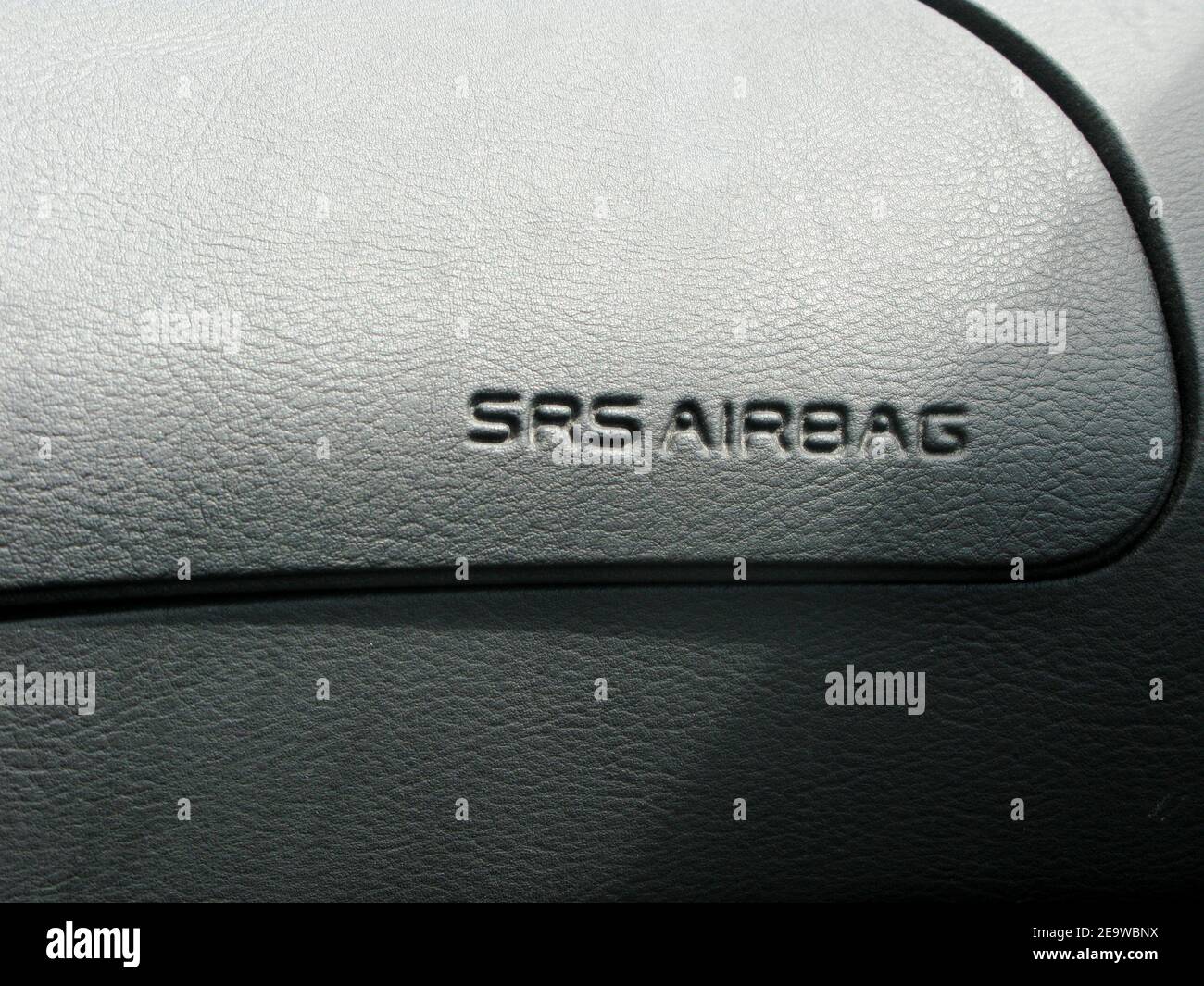 Zusätzliches Rückhaltesystem Airbag auf schwarzem Leder Interieur Luxus-Auto Stockfoto