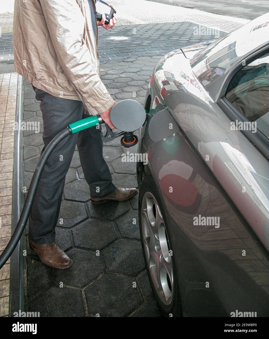 Der Mensch füllt das Auto mit bleifreiem Benzin Stockfoto