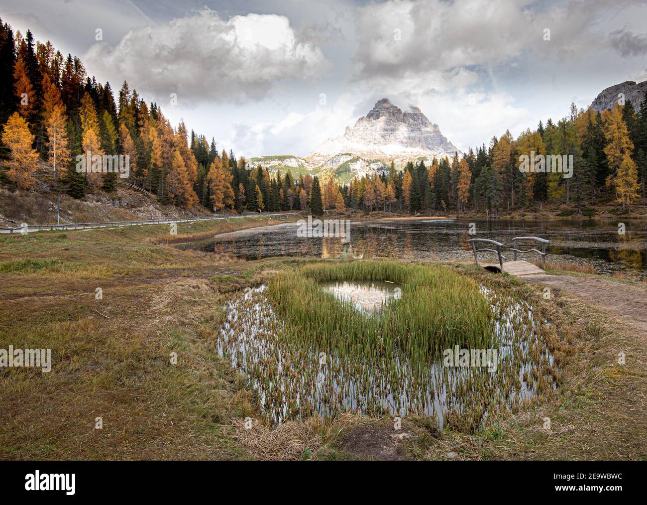 Lago di antorno See und Tre cime di Lavadero Bergspiegelung im Herbst. Waldlandschaft Südtirol Italien Stockfoto