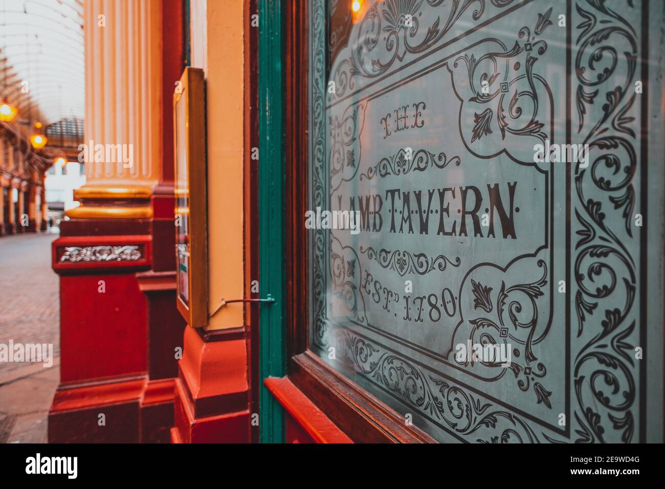 London UK Januar 2021 Londons berühmtes Pub Lamb Tavern, im Leadenhall Markt, ist während der nationalen Sperrzeit geschlossen Stockfoto