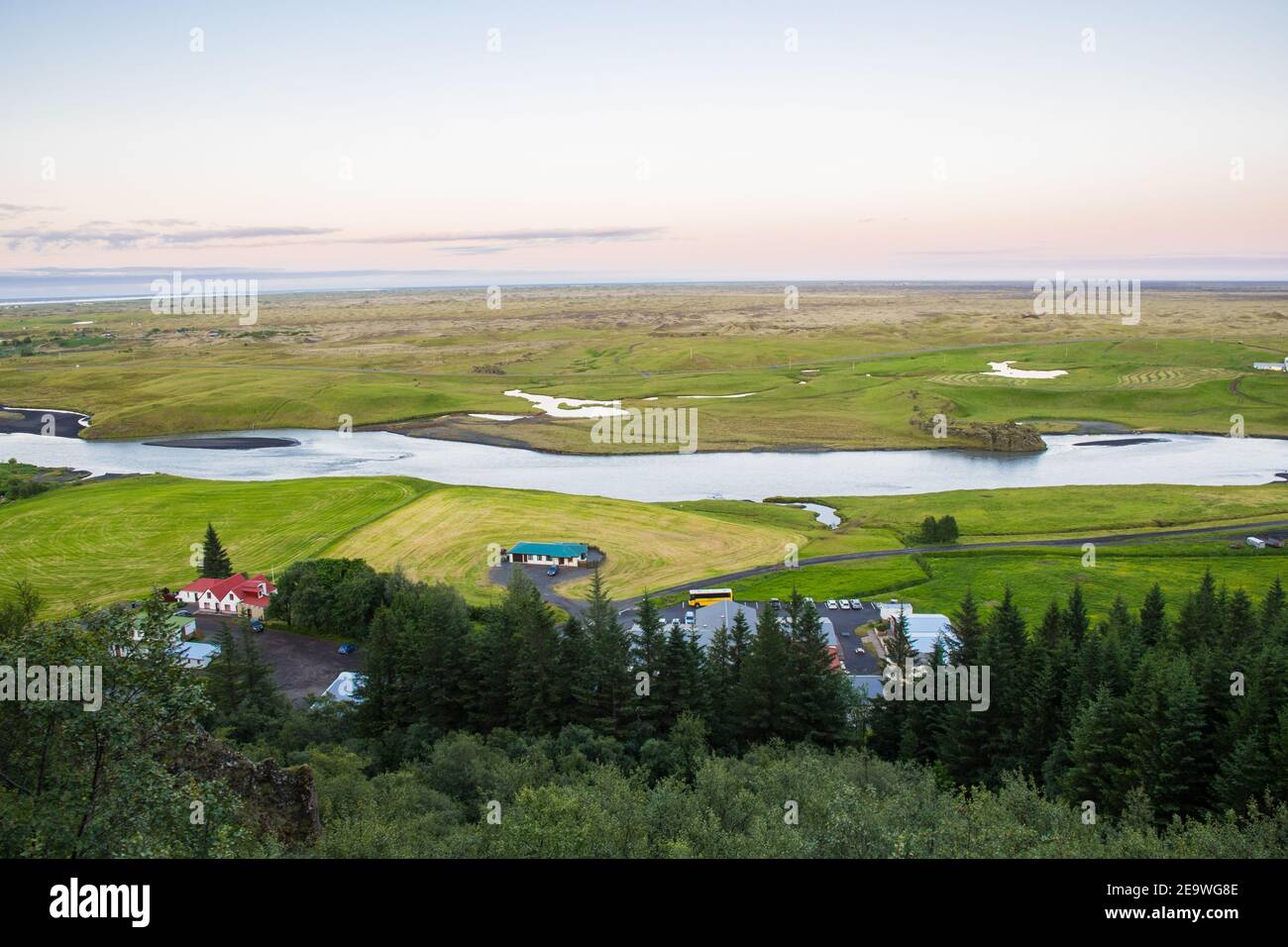 Blick über die Landschaft rund um Kirkjubaejarklaustur im Süden Islands Ein sonniger Sommerabend Stockfoto