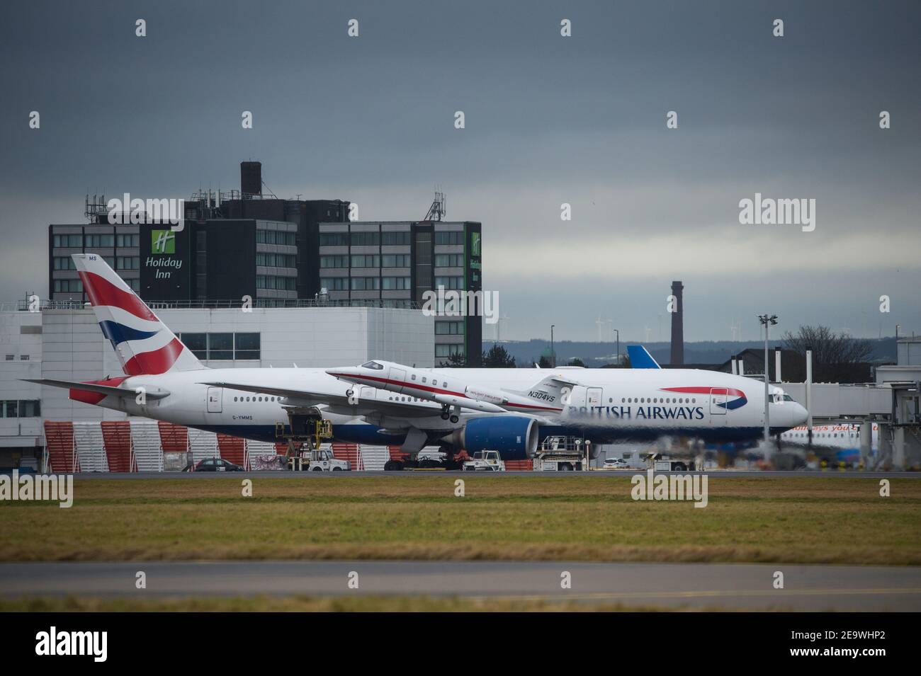 Glasgow, Schottland, Großbritannien. Februar 2021, 6th. Im Bild: Ein spezieller Frachtflug: Eine British Airways Boeing 777-236ER (reg G-YMMS), die gestern Abend mit PSA aus Bangkok Flt Nr. BA3580 nach Glasgow kam und nun vor dem Abflug nach London Heathrow wieder mit mehr Fracht verladen wird. Ein seltener Anblick am Flughafen Glasgow, vor allem aber während der Pandemie des Coronavirus (COVID19), bei der die Passagierzahlen dramatisch gesunken sind und eine Reihe von Fluggesellschaften entweder pleite gegangen sind oder eine kurze Pause machen, um Geld zu sparen. Quelle: Colin Fisher/Alamy Live News Stockfoto