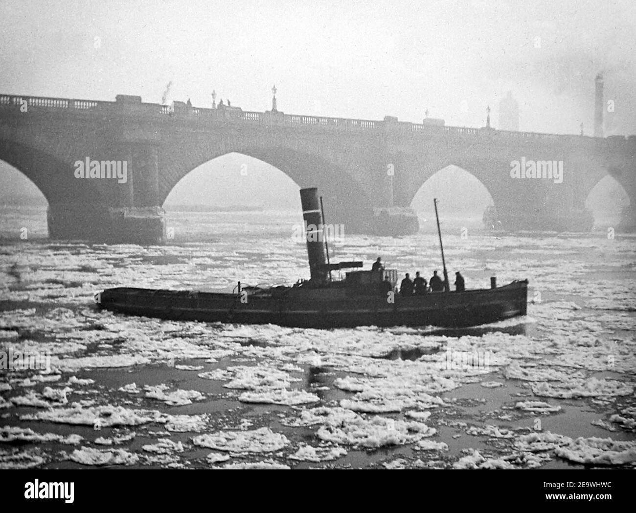 Frozen River Thames and Waterloo Bridge, London, viktorianische Zeit Stockfoto