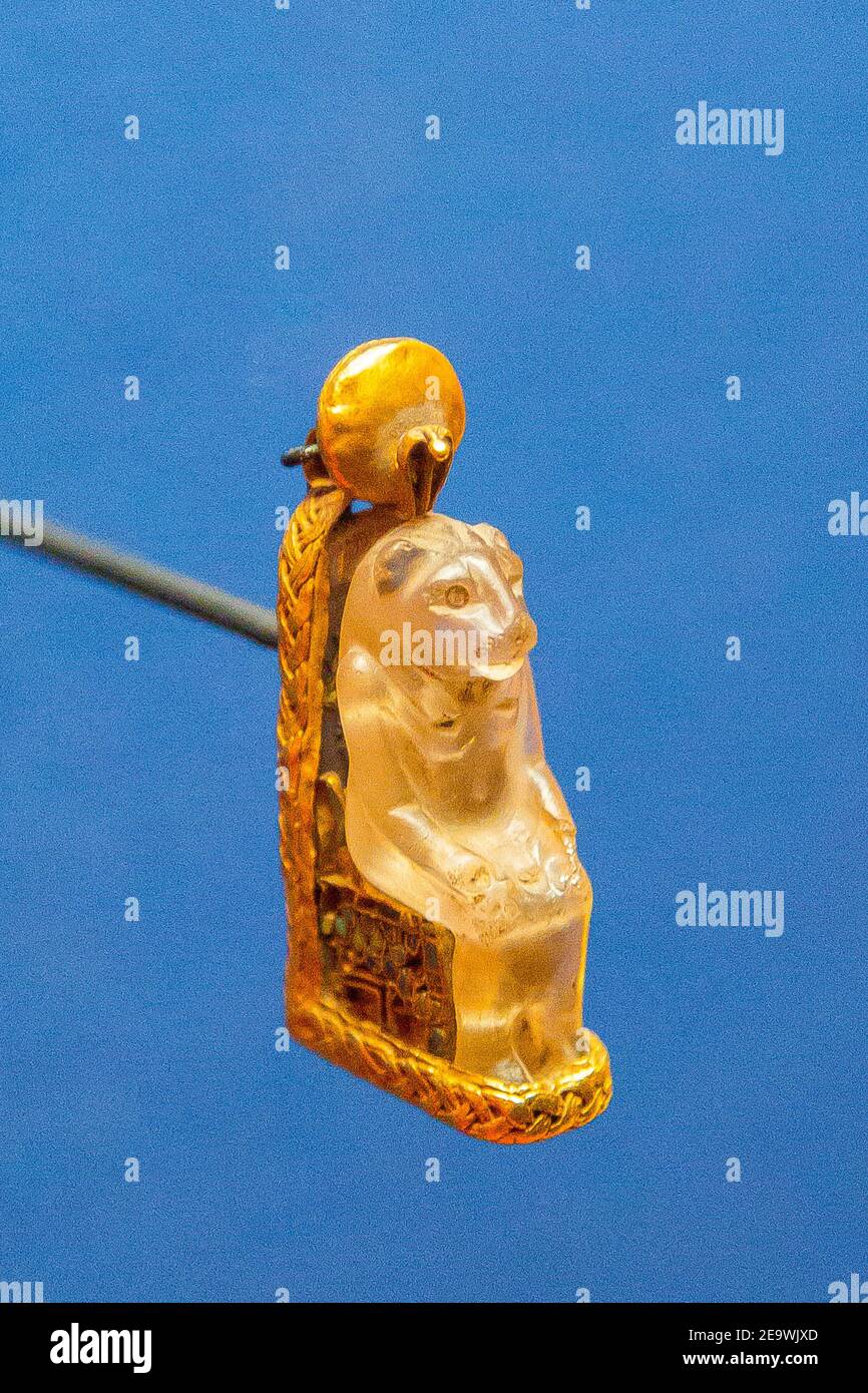 Ägypten, Kairo, Ägyptisches Museum, Schmuck in der königlichen Nekropole von Tanis gefunden : Amulett der Göttin Bastet auf einem Thron sitzend. Gold und Amethyst. Stockfoto