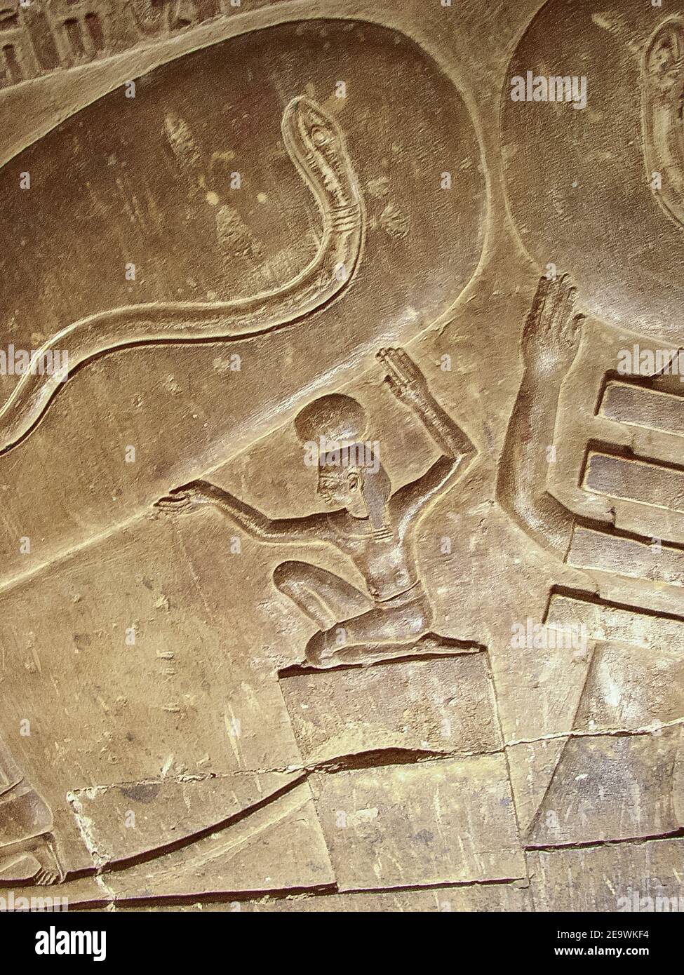Ägypten, Dendera Tempel, in einem Raum, seltsame Szene namens "Glühbirne", manchmal (zu Unrecht) als Beweis dafür, dass die alten Ägypter wussten Strom gesehen. Stockfoto