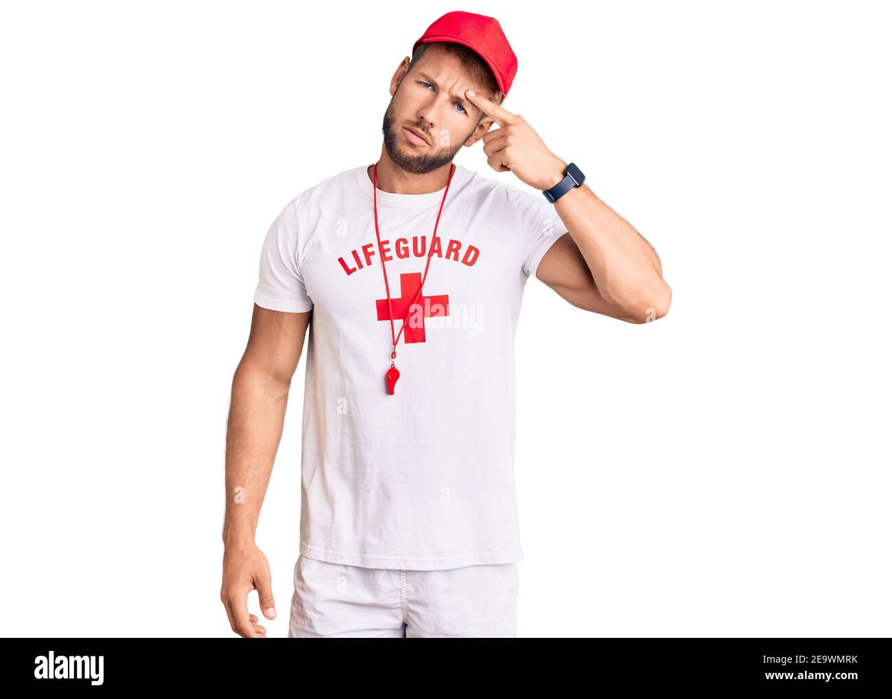 Junge kaukasischen Mann trägt Rettungsschwimmer T-Shirt mit Pfeife zeigt  unglücklich Pickel auf der Stirn, hässliche Infektion der Mitesser. Akne  und Haut probl Stockfotografie - Alamy