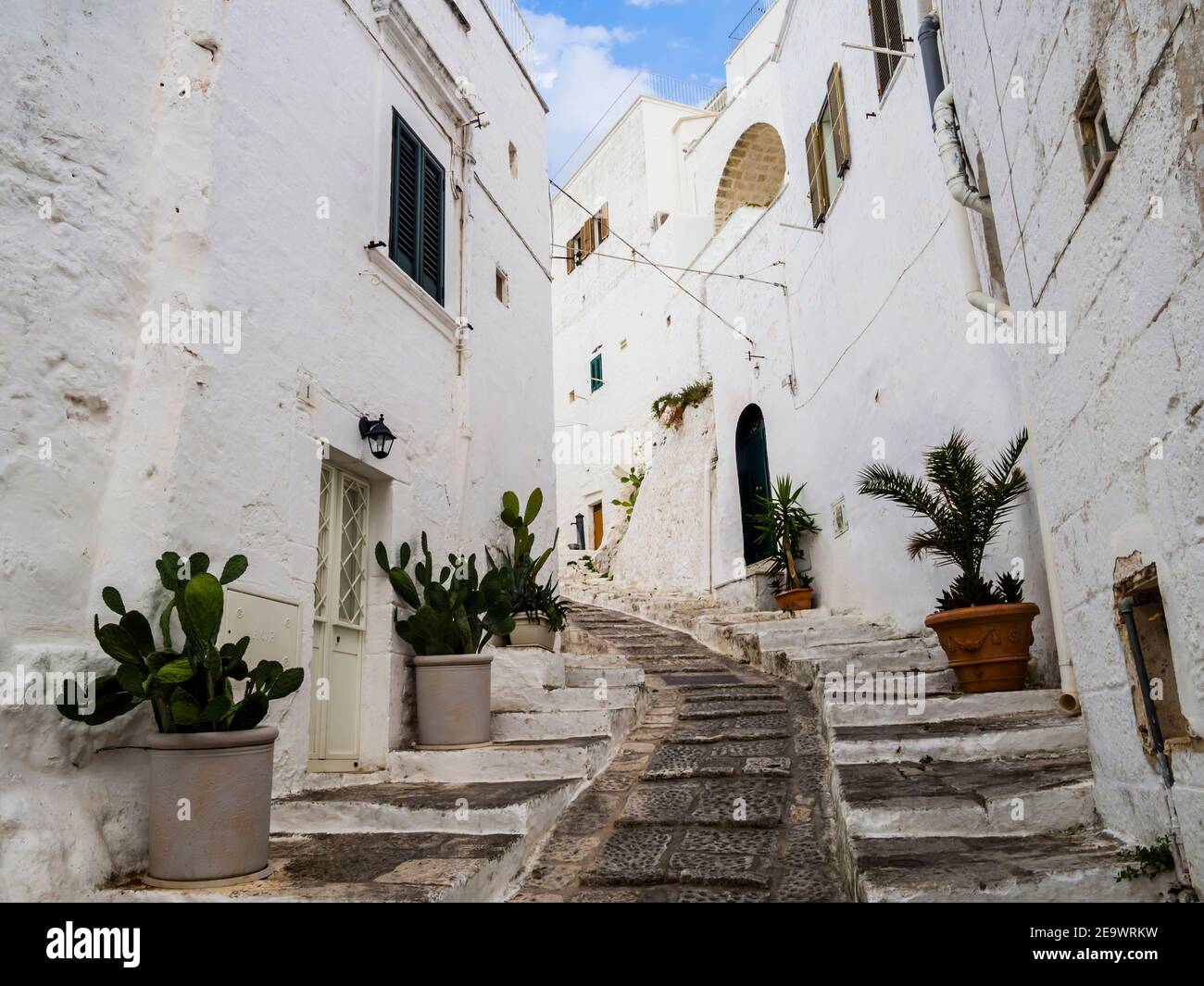 Alte gepflasterte Gasse mit traditionellen weißen Häusern in Ostuni
