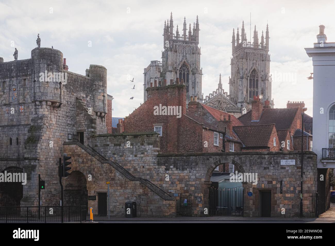 Morgens goldenes Licht auf die historische Altstadt von York und alte Stadtmauern am St. Leonard's Place mit Blick auf die York Minster Cathedral. Stockfoto