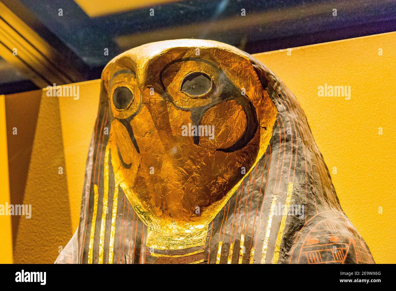 Ägypten, Kairo, Ägyptisches Museum, Cartonnage Sarg mit Falkenkopf, in der königlichen Nekropole von Tanis gefunden, Begräbnis des Königs Sheshonq 2. Leinen und Gold. Stockfoto