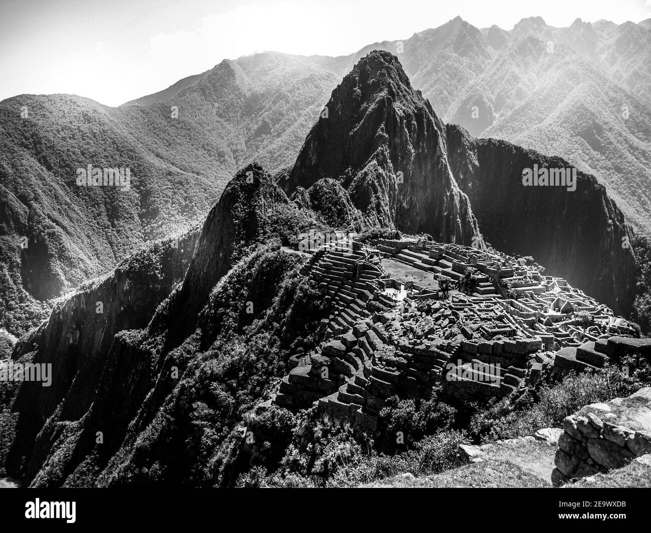 Machu Picchu, peruanische verlorene Stadt Incas auf Bergrücken über dem Heiligen Tal des Urubamba Flusses in Cusco Region, Peru. UNESCO-Welterbe und eines der Neuen Sieben Weltwunder Schwarz-Weiß-Bild. Schwarzweiß-Bild. Stockfoto