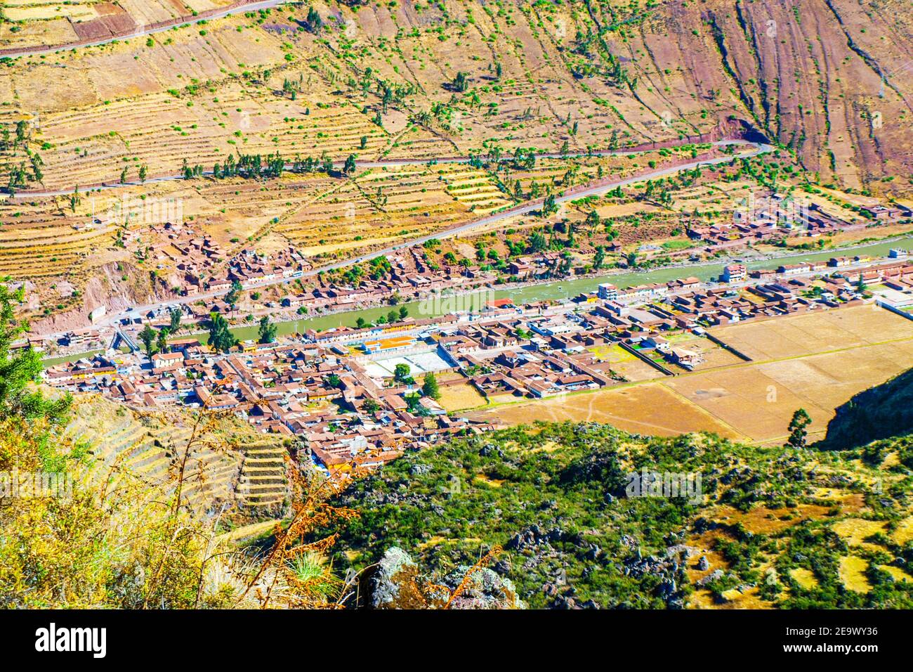 Luftaufnahme des Dorfes Pisac im heiligen Tal Urubamba, Peru, Südamerika. Stockfoto