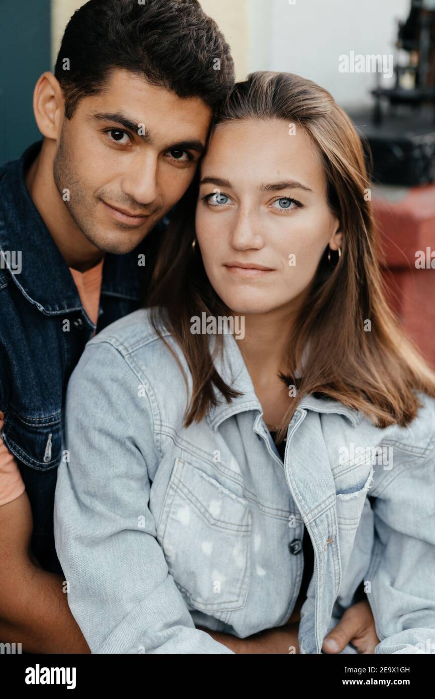 Schöne junge Paar sitzend umarmt in Jeans Jacke. Liebespaar. Verliebte Paare in der Stadt. Urbane Liebesgeschichte Stockfoto