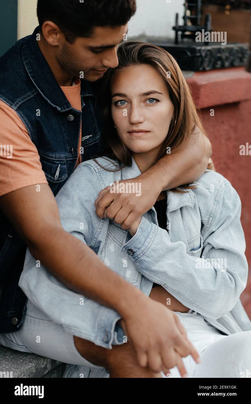 Stilvolle junge Paar umarmt. Mann und Frau tragen Jeans Jacke und umarmen. Verliebte Paare in der Stadt. Urbane Liebesgeschichte Stockfoto