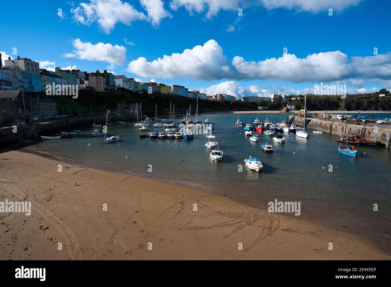 Kleine Boote Im Tenby Hafen In Tenby Pembrokeshire Süd Wales Großbritannien Stockfoto