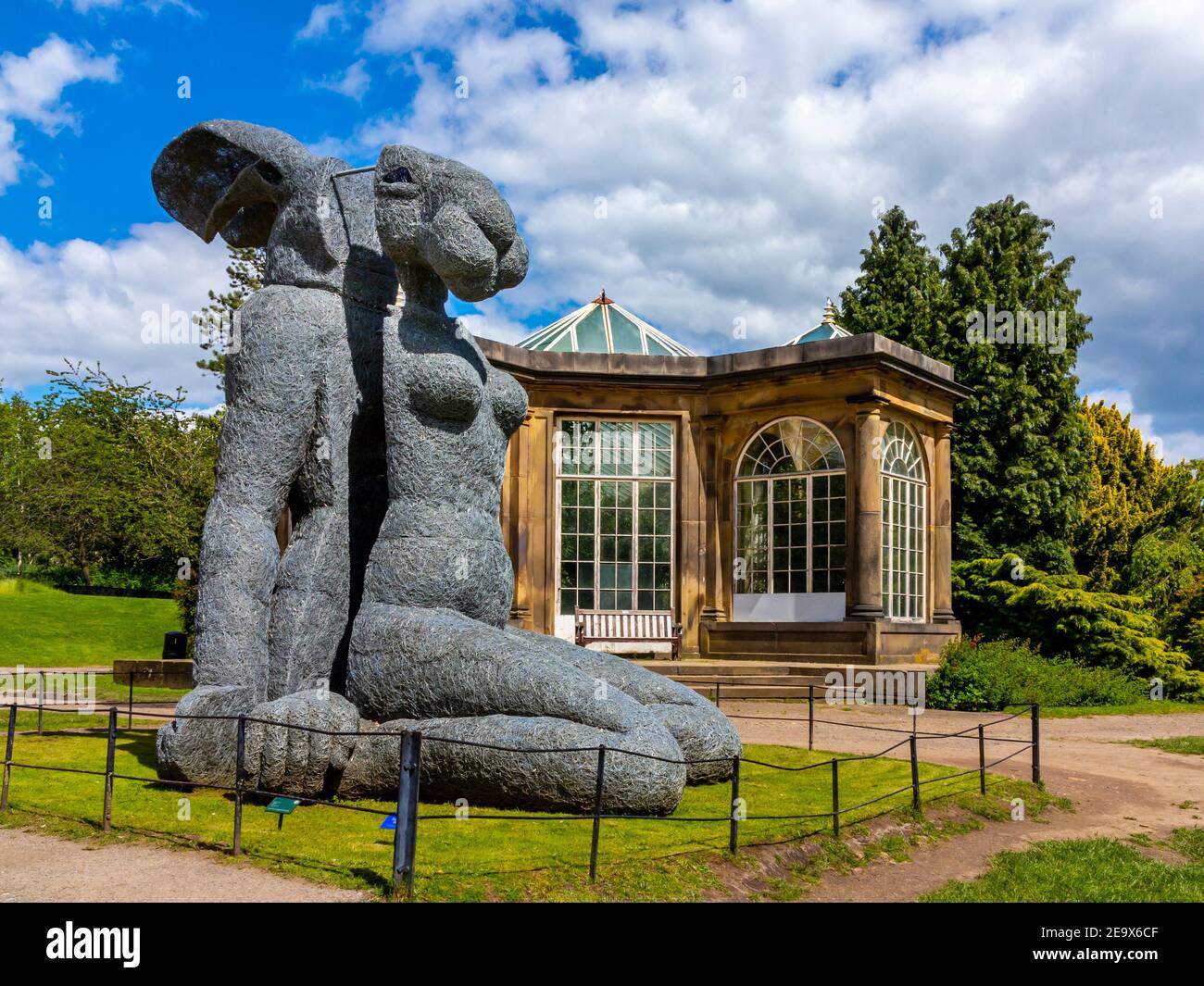 Sitzend von Sophie Ryder 2007 eine monumentale verzinkte Drahtskulptur Von einem Hasen im Yorkshire Sculpture Park Wakefield Yorkshire England Stockfoto Sitzend von Sophie Ryder 2007 eine monumentale verzinkte Drahtskulptur Von einem Hasen im Yorkshire Sculpture Park Wakefield Yorkshire England Stockfoto