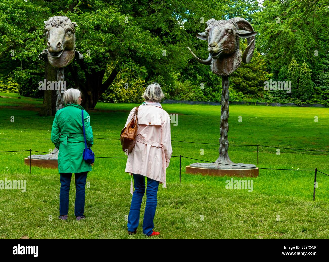 Zwei Frauen, die sich den Kreis der Tiere betrachten Sternzeichen Köpfe Bronze Skulptur von Ai Weiwei 2010 im Yorkshire Sculpture Park Wakefield Yorkshire England Großbritannien Stockfoto