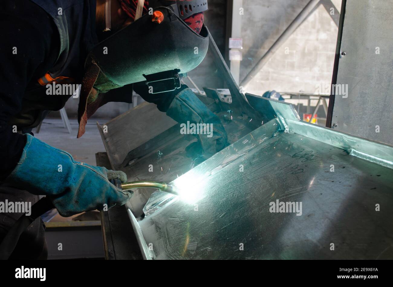 Schweißarbeiter macht schönes Aluminium-Schweißen mit Gasbrenner Stockfoto