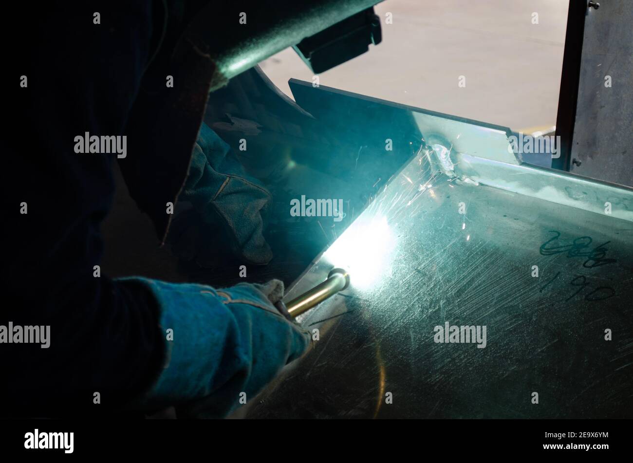 Schweißarbeiter macht schönes Aluminium-Schweißen mit Gasbrenner Stockfoto