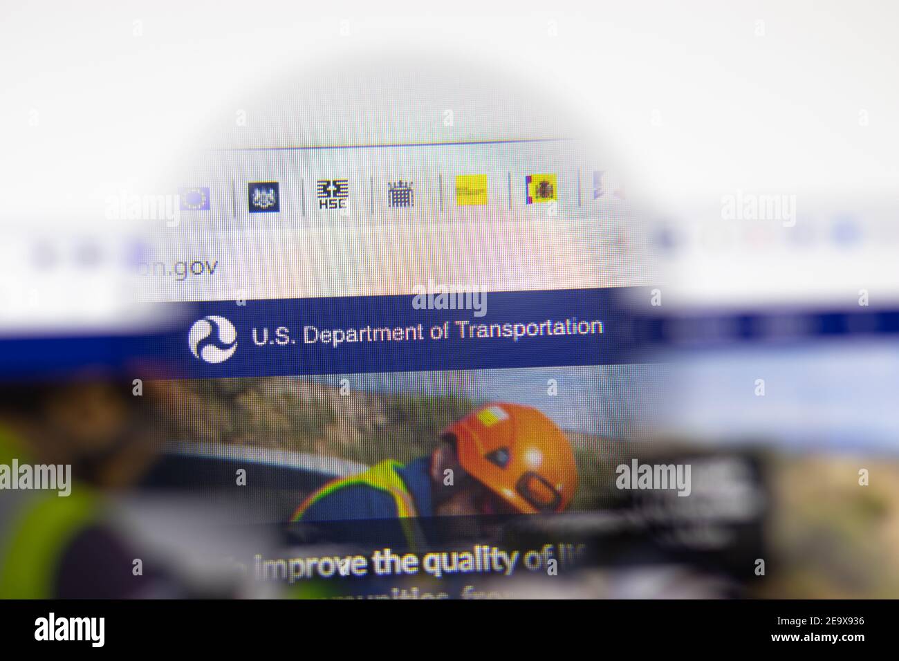 Los Angeles, USA - 1. Februar 2021: WEBSITE DES US Department of Transportation. Transportation.gov Logo auf dem Display, illustrative Editorial Stockfoto