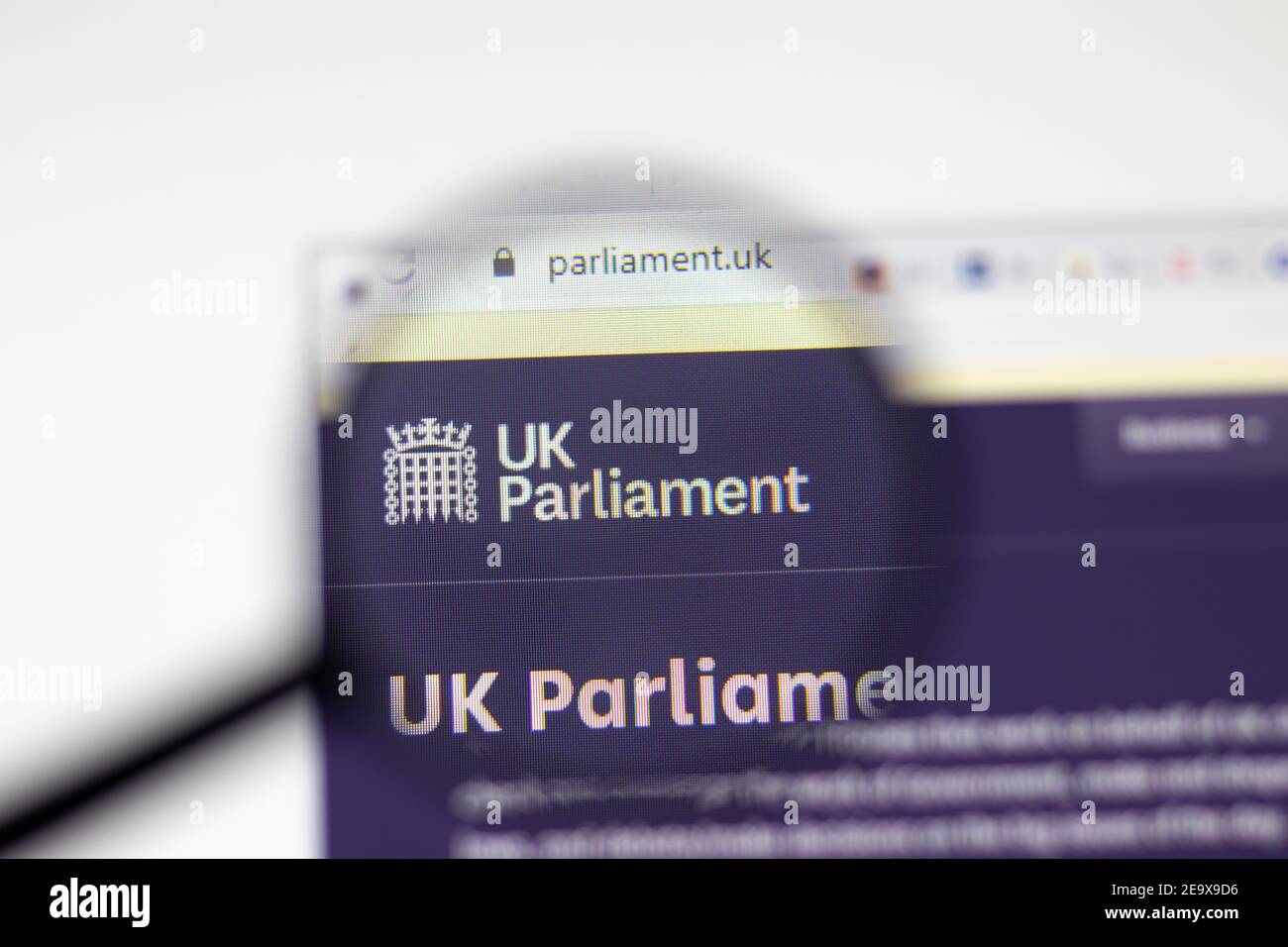 Los Angeles, USA - 1. Februar 2021: Webseite des britischen Parlaments. Parliament.uk Logo auf dem Display, illustrative Editorial Stockfoto
