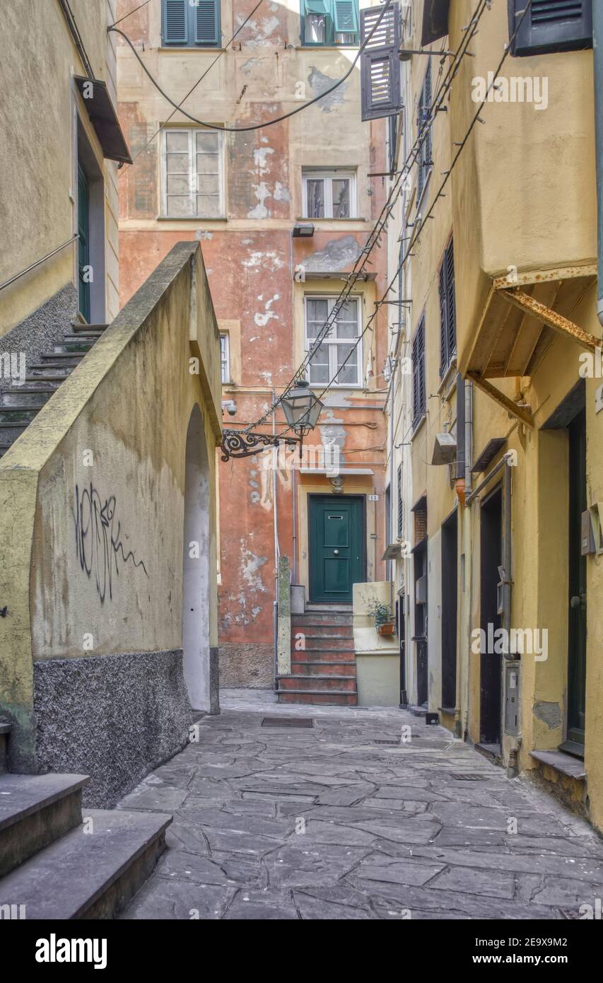 Camogli und seine bunten und berühmten Gassen, ein kleines Dorf in Ligurien Stockfoto