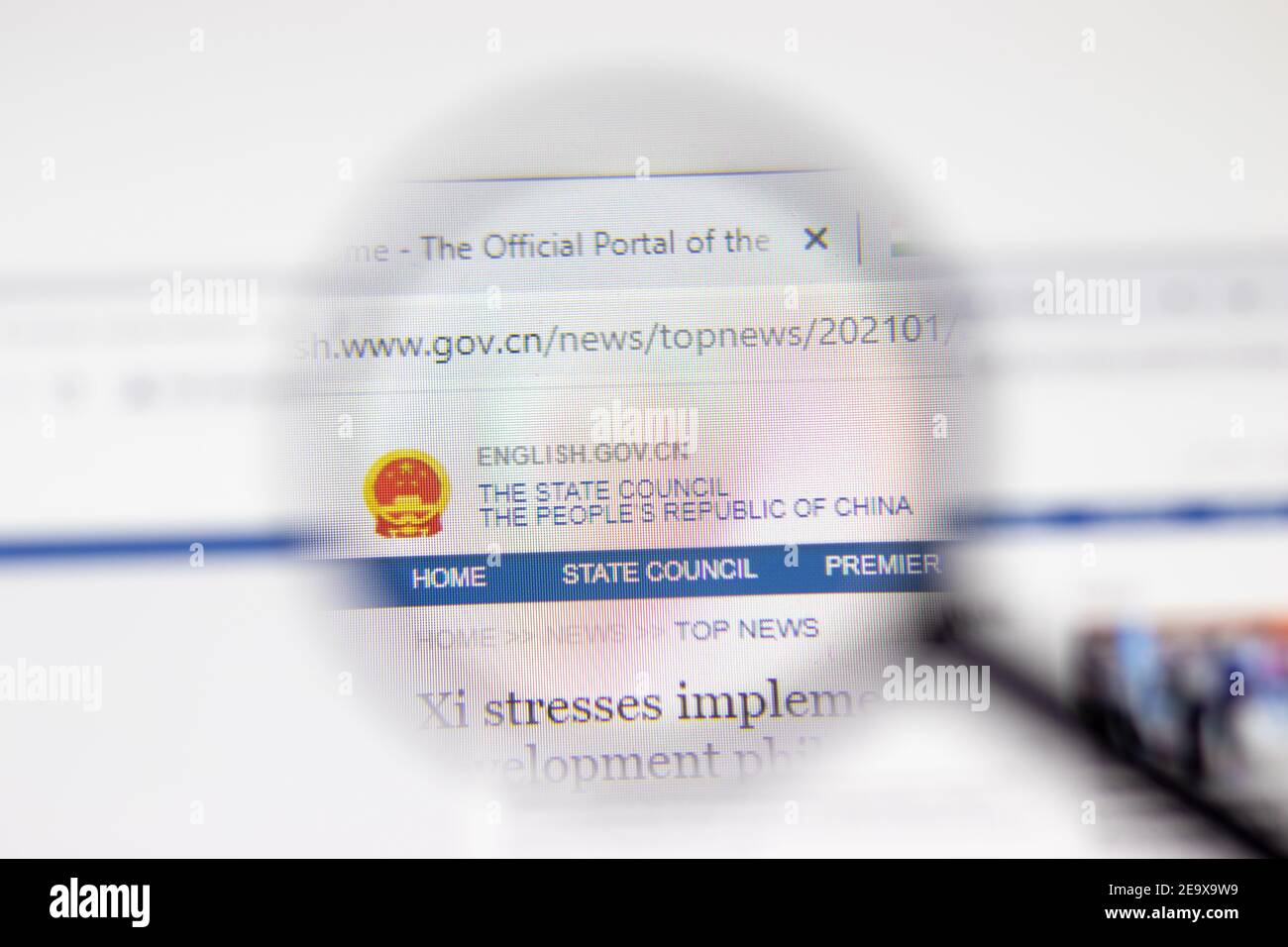 Los Angeles, USA - 1. Februar 2021: Webseite der chinesischen Regierung. Gov.cn Staatsrat Logo auf Display-Bildschirm, illustrative Editorial Stockfoto