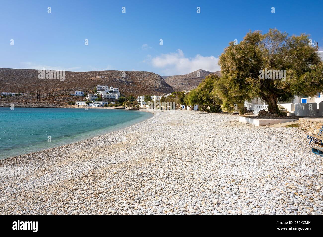 Chochlidia Strand, ein schöner Kiesstrand mit Bäumen für Schatten im Hafen von Karavostasi auf der Insel Folegandros. Kykladen, Griechenland Stockfoto