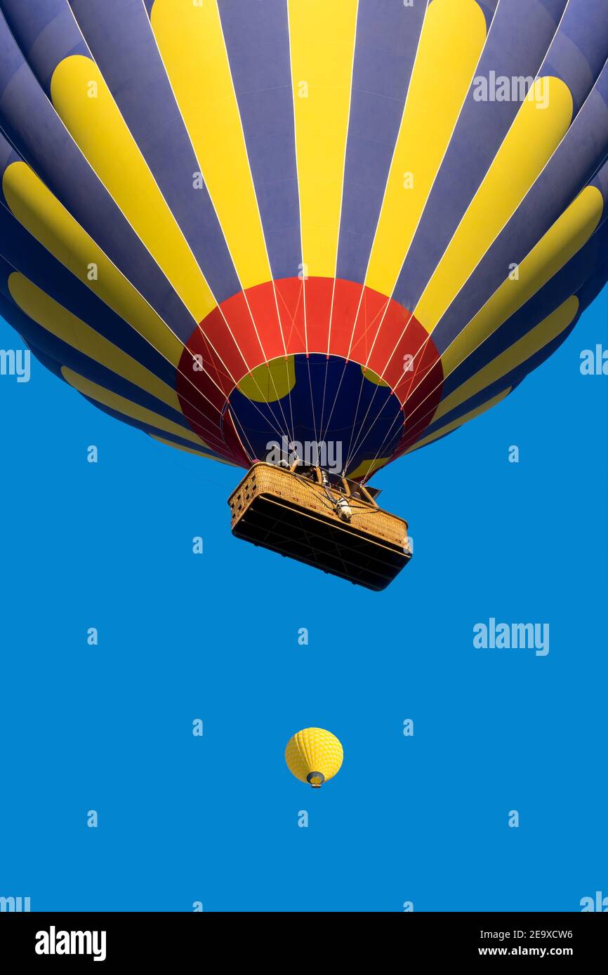 Helle Heißluftballons am blauen Himmel Hintergrund, von unten nach oben. Stockfoto