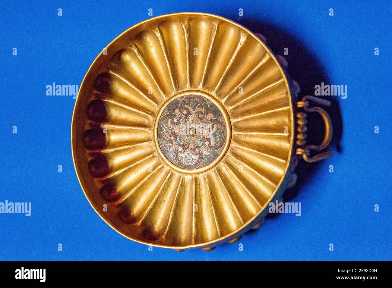 Ägypten, Kairo, Ägyptisches Museum, Geschirr in der königlichen Nekropole von Tanis gefunden, Beerdigung von Wendjebauendjed : Gold-Schale mit einer Glaspaste Blume. Stockfoto