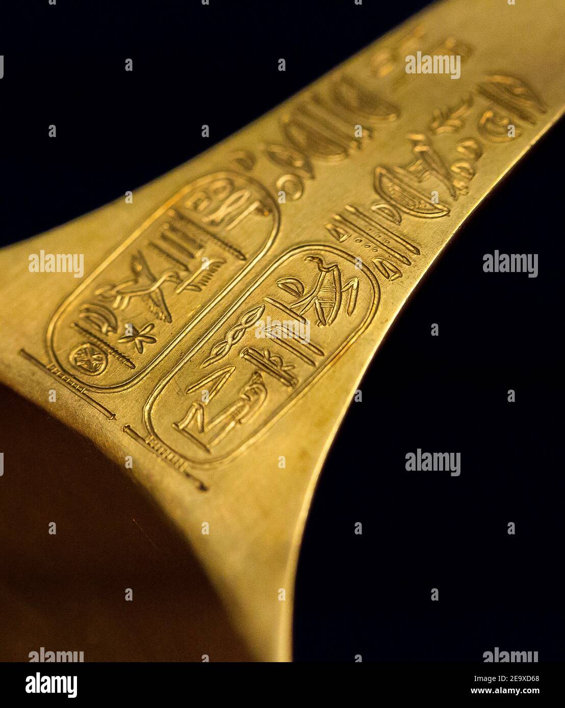 Ägypten, Kairo, Ägyptisches Museum, Geschirr in der königlichen Nekropole von Tanis gefunden, Beerdigung von Psusennes : Gold Schaufel mit Kartuschen. Stockfoto