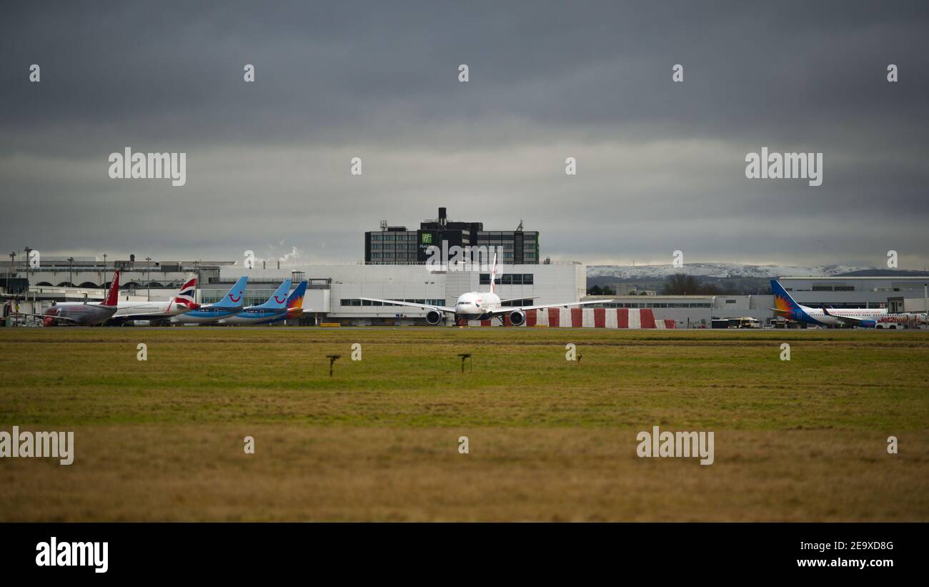 Glasgow, Schottland, Großbritannien. Februar 2021, 6th. Im Bild: Ein spezieller Frachtflug: Eine British Airways Boeing 777-236ER (reg G-YMMS), die letzte Nacht von Bangkok mit Vorräten von PSA nach Glasgow kam und nun mit mehr Fracht beladen ist, die nach London Heathrow abfliegen. Ein seltener Anblick am Flughafen Glasgow, vor allem aber während der Pandemie des Coronavirus (COVID19), bei der die Passagierzahlen dramatisch gesunken sind und eine Reihe von Fluggesellschaften eine kurze Pause eingeschlagen haben, um Geld zu sparen. Quelle: Colin Fisher/Alamy Live News Stockfoto