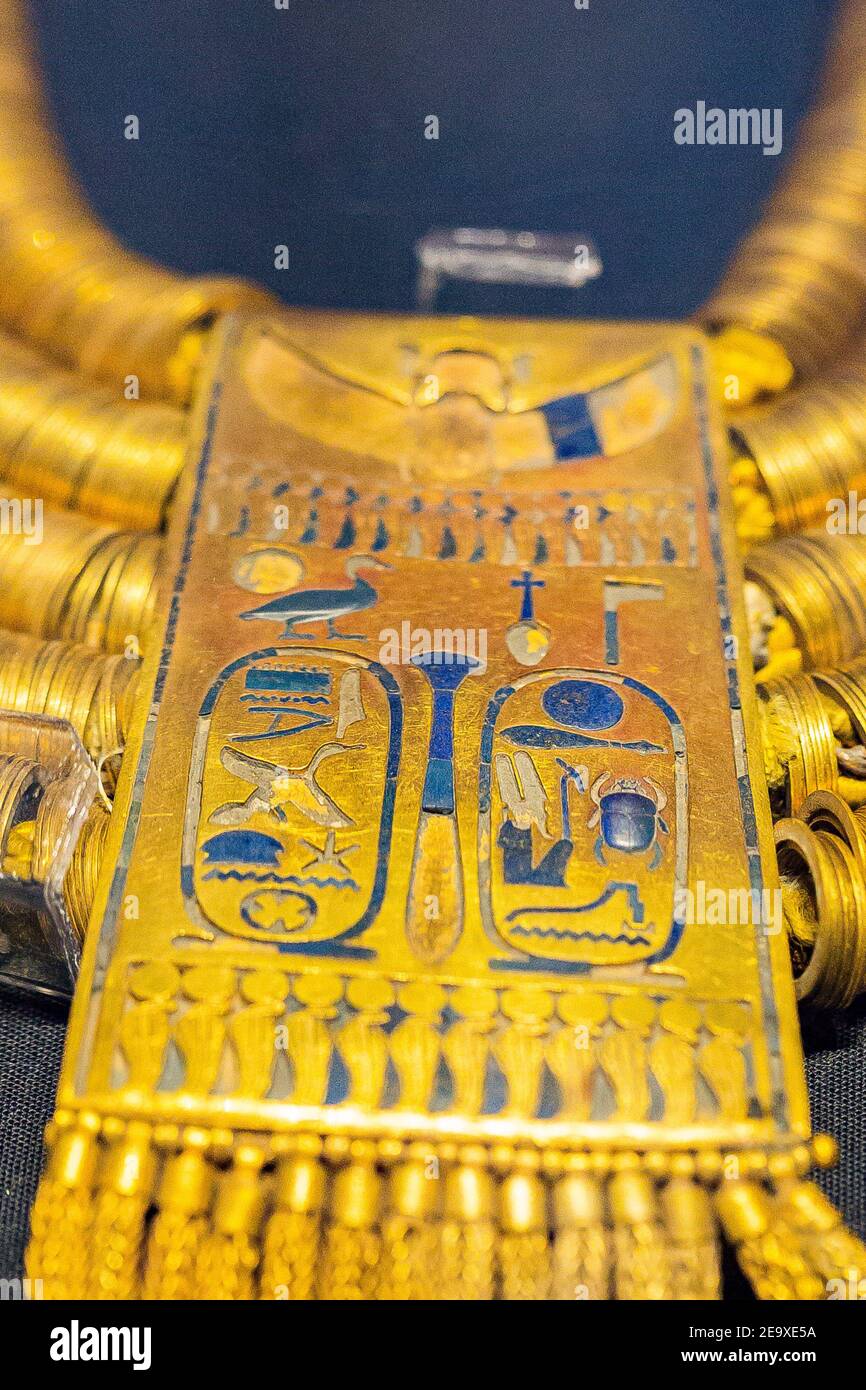 Ägypten, Kairo, Ägyptisches Museum, Schmuck in der königlichen Nekropole von Tanis gefunden, Begräbnis des Königs Psusennes I : Shebiu Kragen, mit Kartuschen. Stockfoto