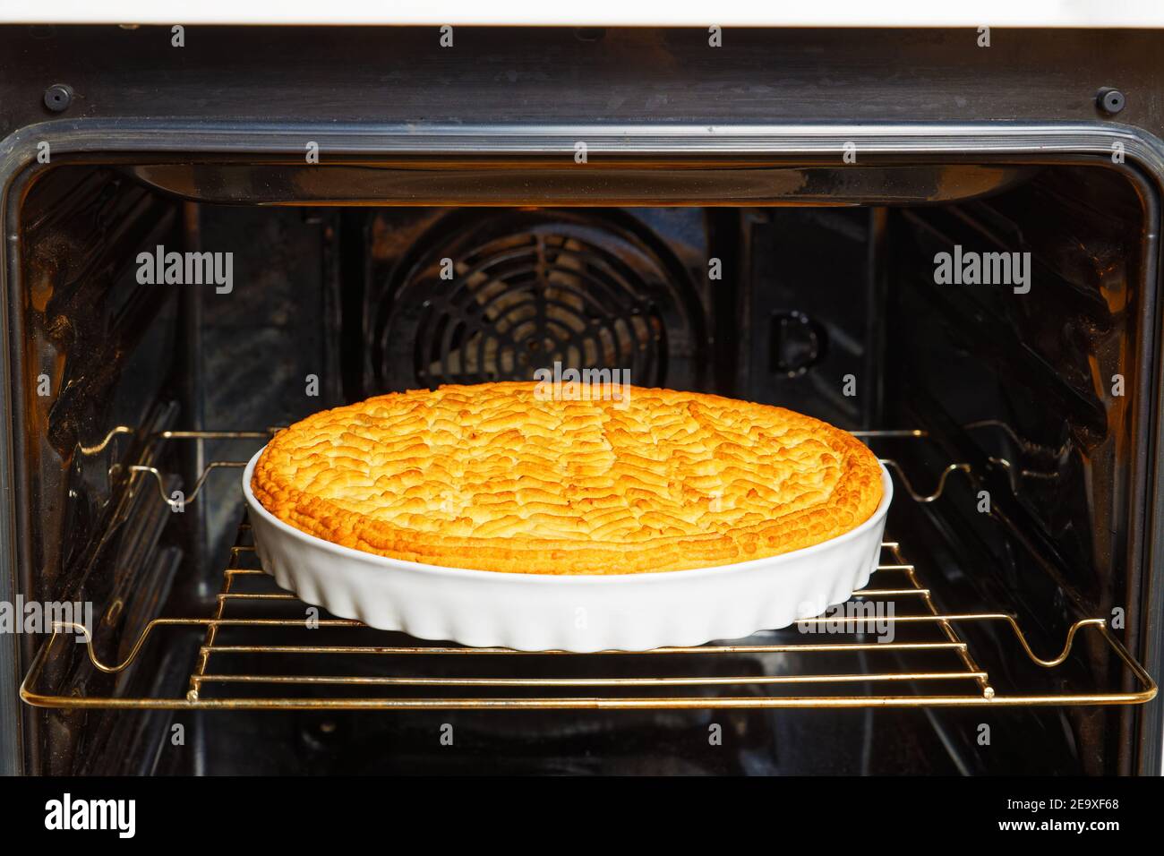 Nahaufnahme hausgemachte Stachelbeeren Zitronenkuchen in einem Ofen gebacken. Geringer Fokus. Stockfoto