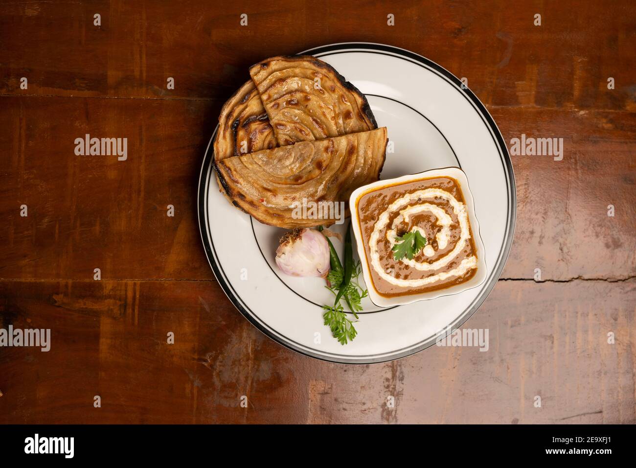 Dal makhani oder daal makhni ist ein beliebtes Essen aus Punjab / Indien mit Knoblauch Naan oder indischen Brot oder roti gemacht. Stockfoto