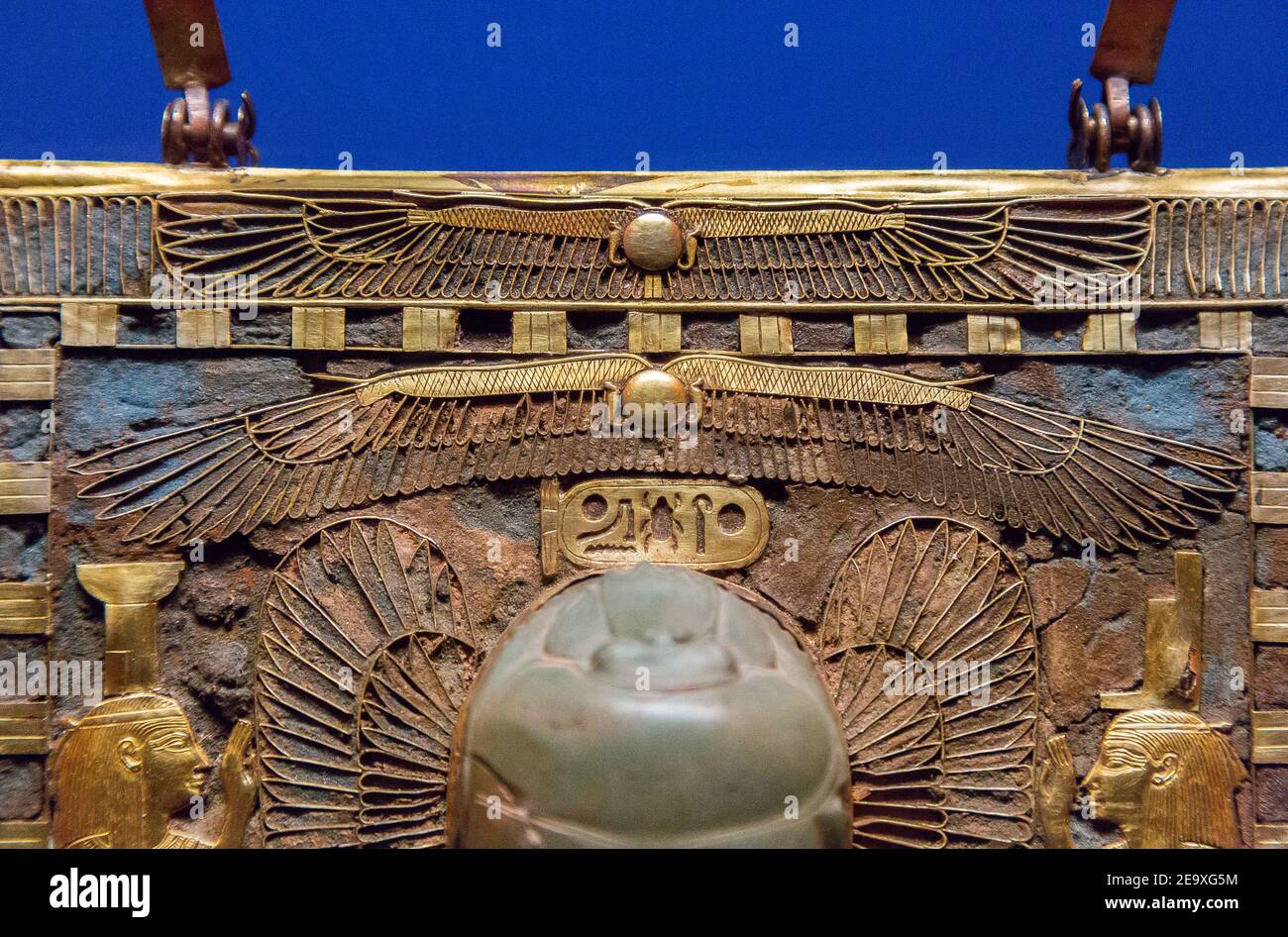 Ägypten, Kairo, Ägyptisches Museum, Schmuck in der königlichen Nekropole von Tanis gefunden, Begräbnis von König Chechonq II: Brustpylon in Form eines Tempels. Stockfoto
